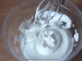 step4: 砂糖分三次加入到蛋白，
蛋白一開始高速打發 然後最後低速打發
打好的蛋白狀態為提起打蛋器呈現小尖角