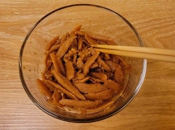 step2: 新肉絲用金醬油(1湯匙)、糖、薑蓉、蒜蓉、米酒調味，拌勻後醃約10分鐘