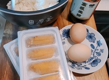 step1: 我個人較喜歡用新鮮飯，米先照正常程序用飯煲煮飯，但水量要比平常的少一成，煮好後放涼弄鬆散備用。/如隔夜冷飯就只需弄鬆散備用。
