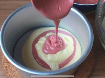step7: 將兩種的蛋糕糊 用勺子 一層疊一層倒入到六吋的蛋糕模具中 然後震數下震出裏面的大氣泡

注意：勿使用不沾模具和抺油在模具中！以免蛋糕升不起來
