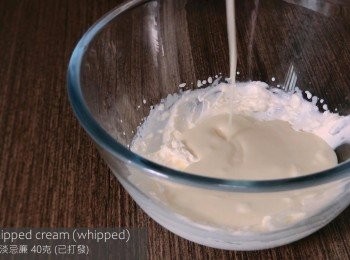 step8: 把淡忌廉打發至七成稠杰，然後加入朱古力混合物並拌勻，再把它倒入模中做成第二層，然後放入雪櫃冷藏1小時。