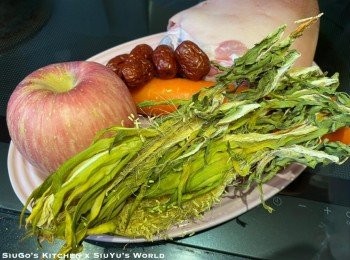 step1: 鹹豬手汆水，洗淨，備用；霸王花用水浸泡，切走較硬部分，洗淨，榨乾水份。