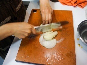 step4: 蘑菇洗淨切片備用
洋蔥洗淨去皮切絲備用