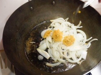 step8: 原鍋下點油，下蒜蓉、洋蔥炒香
下磨菇炒勻，加蓋焗一焗