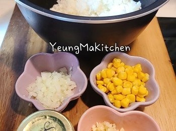 step2: 我個人較喜歡用新鮮飯，米先照正常程序用飯煲煮飯，但水量要比平常的少一成，煮好後放涼弄鬆散備用。/如隔夜冷飯就只需弄鬆散備用。