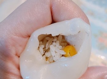 step7: 炒飯釀入魷魚至9成滿。