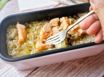 step4: 將三文魚壓碎，然後鋪上三文魚籽及蔥花。