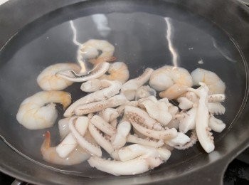 step5: 熱水先加入蝦，蝦稍為轉色，再加入魷魚鬚略為汆水，盛起隔去水份備用
