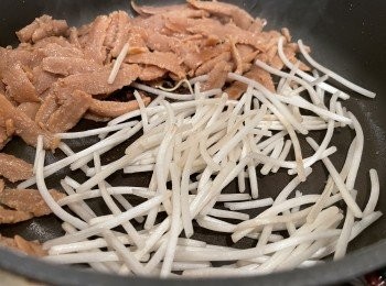 step5: 鑊加入1湯匙油，熱油加入OmniPork新肉絲，煎一煎香新肉絲，再加入銀芽同炒