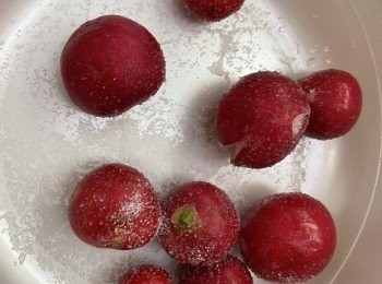 step2: 紅皮蘿蔔仔用鹽醃半小時，之後沖洗乾淨再切薄片。