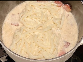 step6: 逐少加入步驟1的蛋漿，一邊攪拌至完全混合（TIPS: 要不停攪拌，避免蛋漿結塊）繼續小火煮2分鐘即可上碟