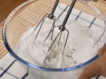 step2: 製作蛋白糖霜
打發蛋白，分數次把砂糖倒入蛋白混合。
直到蛋白硬挺企身。
