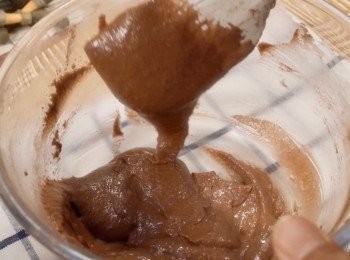 step3: 把粉類拌入蛋白糖霜中。
直到麵糊呈現光滑狀。可以劃出8字。
↓
其效果請參考影片