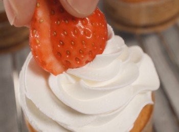 step6: （此步驟個人喜好）
放涼後，在表面擠上忌廉或放上水果作裝飾。

完成！！！