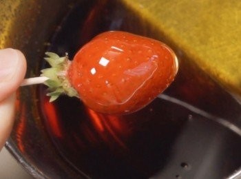 step3: 把士多啤梨放入糖漿浸泡一下，
再放進冰水中浸泡一下。

完成！