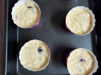 step3: 將粉漿倒入模具，杯2/3满，放焗爐180度火焗20分鐘即成