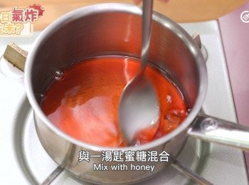 step3: 白醋加熱至微暖，與一湯匙蜜糖混合
Warm up white vinegar, mix with honey