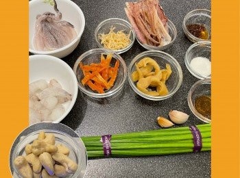 step1: 準備材料：乾魷魚、蝦乾、銀魚仔和菜甫用水浸軟，蒜頭剁蓉，魷魚鬚去衣切細段