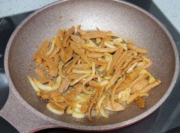 step7: 將洋蔥炒至透明後加入新肉絲炒兩至三分鐘