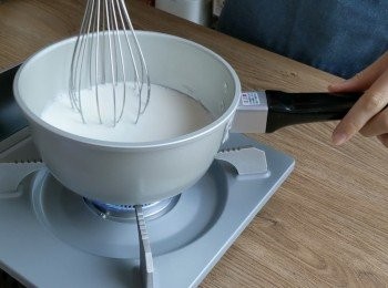 step1: 小火煮熱牛奶,不用煮滾, 當看到鍋邊有泡就可以關火