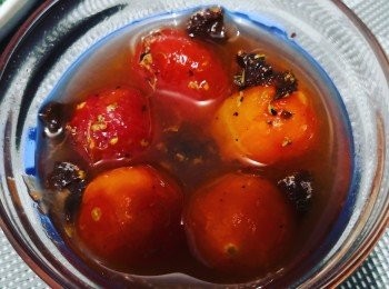 step1: 將車喱茄洗淨去蒂輕將茄皮割花泡70零度熱水數秒取出立刻泡冰水