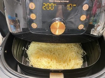 step4: 空氣炸鍋設200度，將全蛋麵放在網層，埋成一隻圓碟形，時間設10鐘。（不墊錫紙或牛油紙）