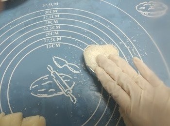 step10: 定形後脫模； 再小心沾上小許椰絲便完成。