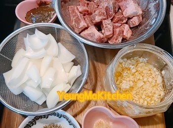 step1: 牛柳粒預先一晚放雪櫃普通格解凍，解凍後，用廚紙索乾水份，再落<span class="group_2">醃料</span>醃約1小時。洋蔥切塊備用。