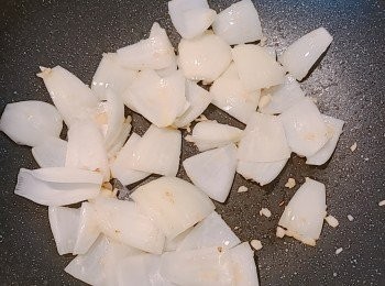 step2: 燒熱鑊，下油先略為爆香蒜蓉和洋蔥。