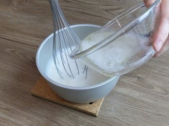 step2: 把糖與蛋白混合, 將蛋白拌入牛奶