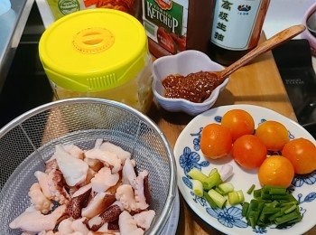 step1: 預備材料：小蕃茄切半；急凍章魚粒解凍備用。蔥切成蔥白和蔥粒。