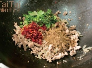 step2: 所有<span class="group_2">乾式調味粉</span>材料拌勻，加入作法1豬絞肉及豬皮條、豬肝片、乾辣椒、炒米香、蒜酥、魚露、細砂糖、乾辣椒，混合拌勻。