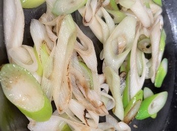 step2: 用油爆香爆軟京蔥