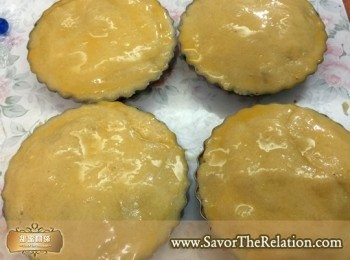 step5: 製作派頂。舖在內餡上方。
沿邊壓好，要確實讓上下的派皮密實結合，不然核桃內餡會在烤製過程中外流。