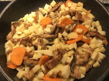 step5: 放入筍丁拌炒；