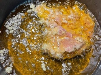 step4: 起油鍋，油溫加熱到160-170度，下雞腿排皮朝下，入鍋炸定型約五分鐘後才翻面；