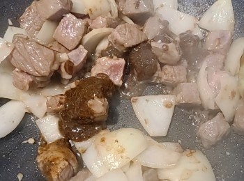 step4: 炒到七八成熟時加入黑椒醬、糖和少許水續炒至勻和。