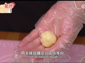 step10: 加入朱古力粒。用手搓成糰並分成16等份。
Mix in chocolate chips. Form 16 balls of dough.