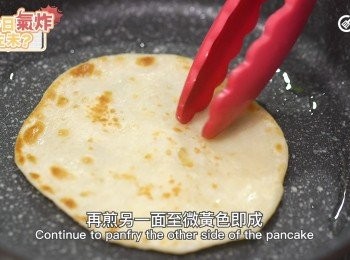 step13: 分開兩塊麵餅 再煎另一面至微黃色。即成。
Remove the pancake into 2 pieces then continue to panfry the other side of the pancake.