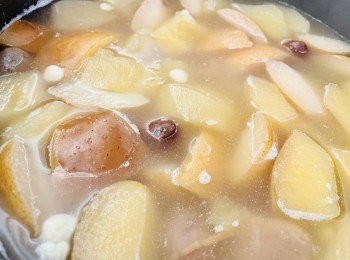 step2: 所有材料放入煲內加入水份同煲兩個半小時，加少少鹽調味，即完成。