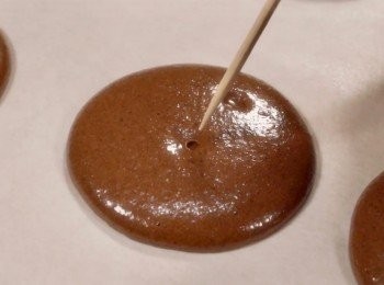 step5: 有氣泡的地方，用竹纖把氣泡刺穿。
麵糊靜置30分鐘-1小時，直到表面乾燥不黏手。

放入焗爐用140°C焗16分鐘。

焗完後，請等待放涼。
*千萬要等待放涼後才能取出否則會黏在紙上！