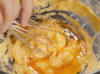 step3: 分兩次加入已打發的雞蛋，
用手動打蛋器攪拌均勻。

然後加入焦糖攪拌均勻。