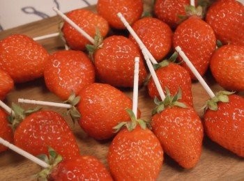 step1: 準備：
●把草莓用竹韱串好。
●準備冰水