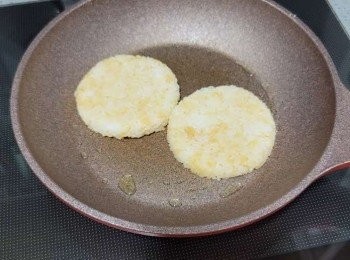 step6: 平底鍋掃上適量油，用中火將飯糰稍為煎成脆面