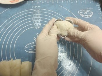step9: 按壓在心形模內