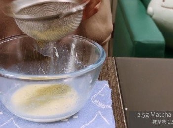 step9: 把已溶的白朱古力加入暖牛奶，篩入抹茶粉，加入已浸軟的魚膠片並拌勻，然後倒入慕斯面並冷藏20分鐘。冷凍後可脫模並加上水果等裝飾。