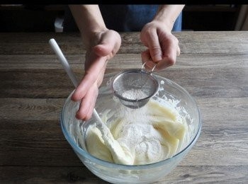 step3: 接著在麵糊中篩入麵粉,攪拌均勻後便可分次加入全蛋液, 雲呢拿精及忌廉