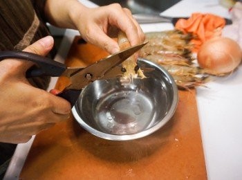 step1: 大蝦先剪走蝦頭的尖尖，眼睛還有蝦腳