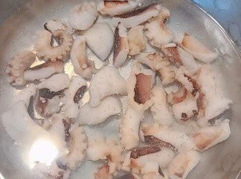 step2: 章魚汆燙約30秒後，撈出瀝乾備用。