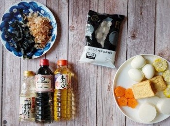 step1: 海帶結加入2公升清水，浸泡半小時，用小火煮至微滾，然後取出海帶結。